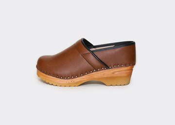 closed clogs  brown