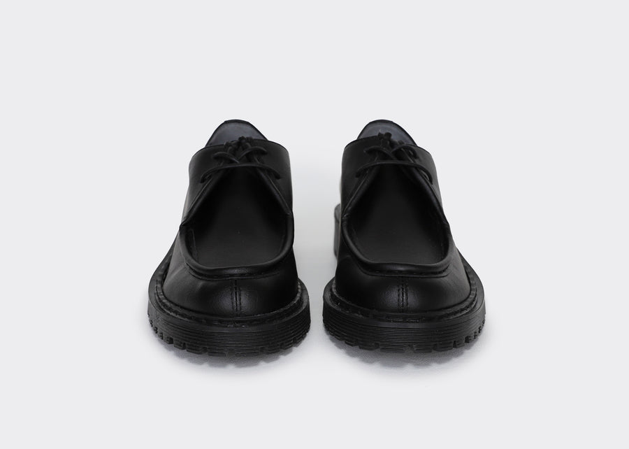 All black unisex vegan tyrolean shoes, paraboots type of shoes, two eyelets made of vegan smooth leather.Front picture