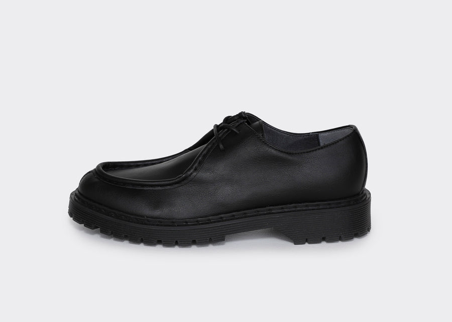 All black unisex vegan tyrolean shoes, paraboots type of shoes, two eyelets made of vegan smooth leather.side picture