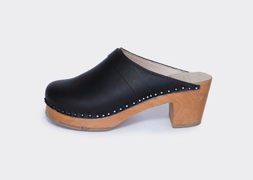 Vegan clogs with 6,5 cm heel vegan leather upper and wood bottom side view